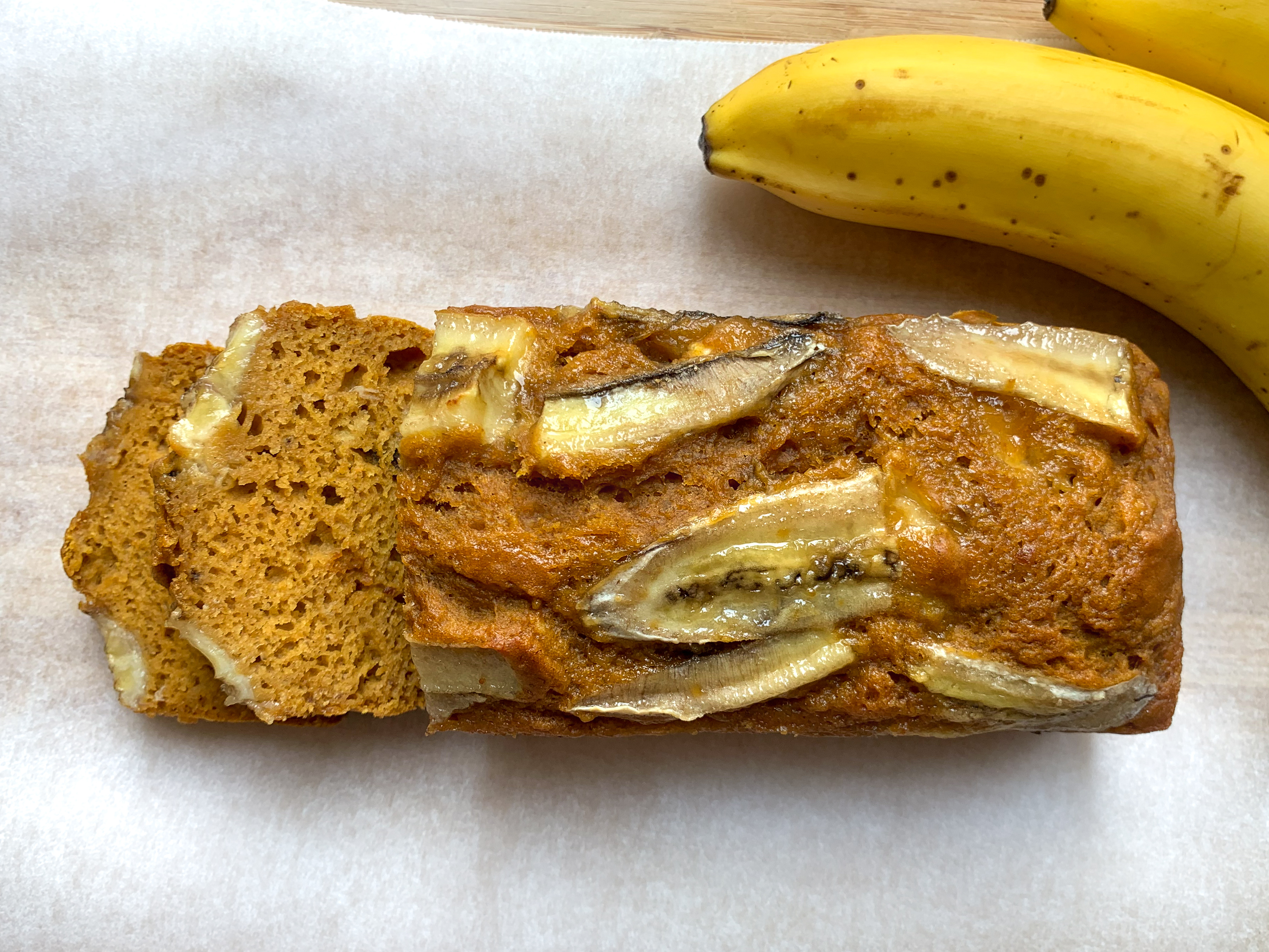 fat free pumpkin puree banana bread low fat, skinny, hearty and perfect for the fall. full of cozy autumn flavors and so low in calories! a must have for thanksgiving.