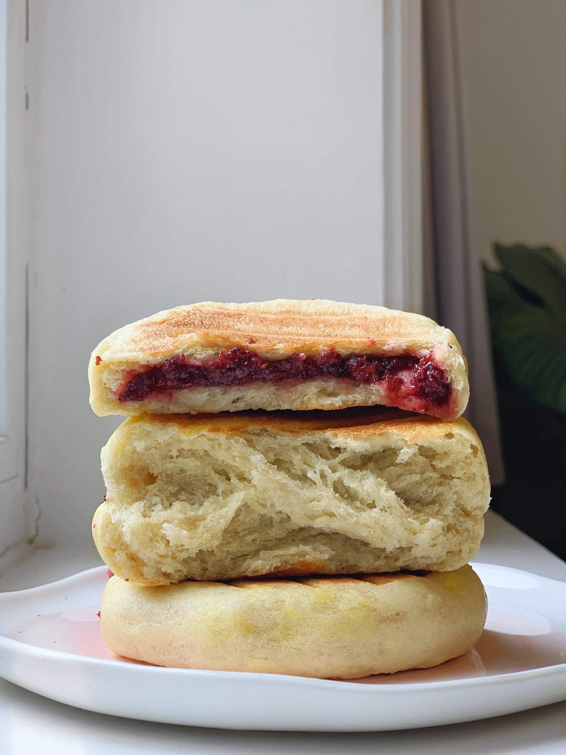 3 ingredient stovetop bread using one overripe banana, filled with cranberry chia jam! Crusty golden exterior and a beautiful, fluffy interior. Chinese 烤馒头/发面饼